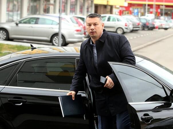 Nešić tvrdi da mu je napadnut automobil u Sarajevu, šta se zapravo desilo?