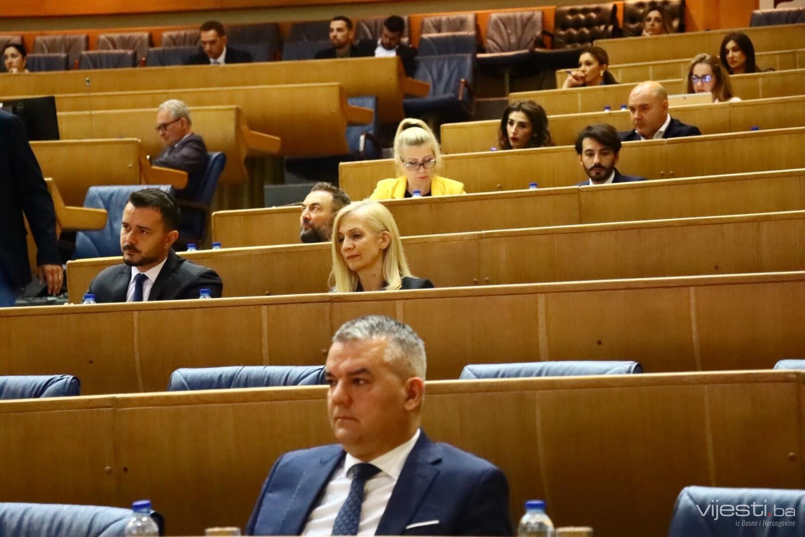 Nešić u dvije godine u ministarstvu zaposlio 28 Srba, Amidžić 23: Bošnjaci u debalansu u čak 62 institucije