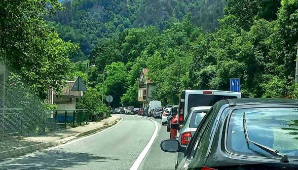 Nesreća između Jablanice i Mostara, počelo propuštanje auta