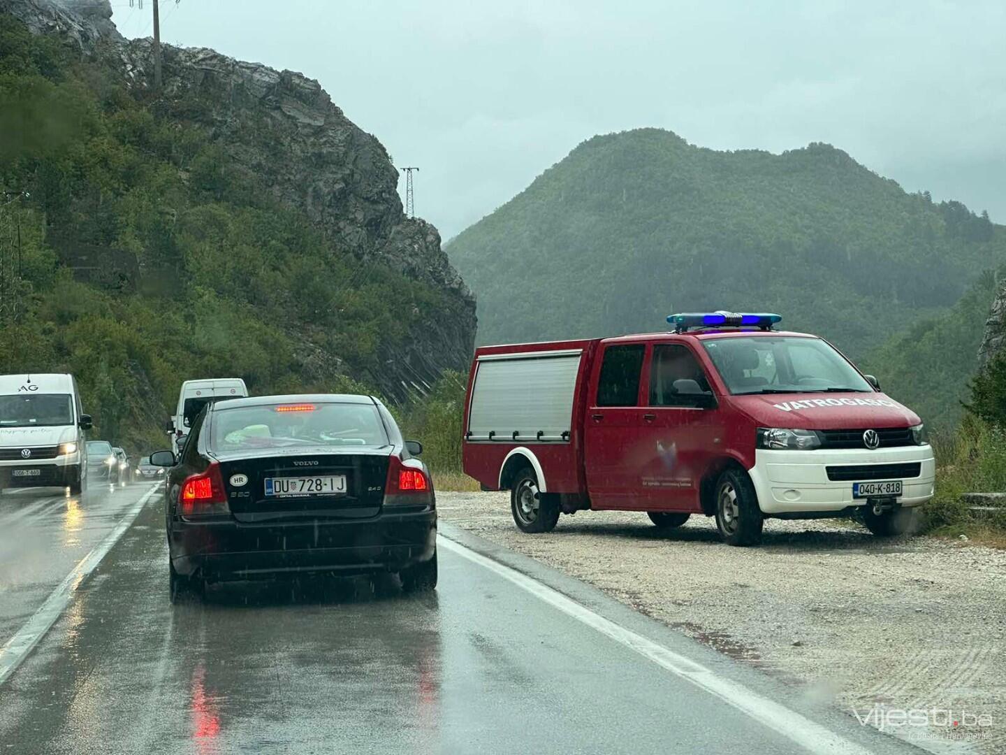 Nesreća kod Jablanice: Automobil sletio prema jezeru, zaustavljen u zadnji čas
