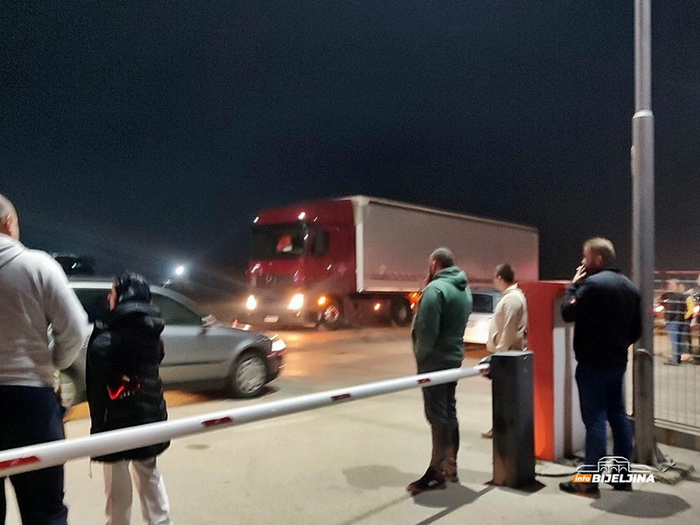 Nesreća kod Bijeljine: Izašao iz kamiona, pa ga udario automobil