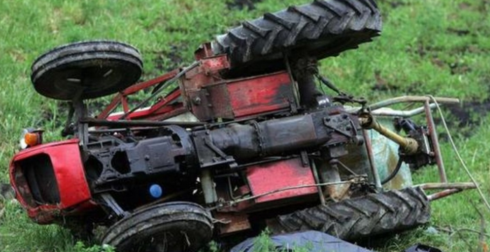 Nesreća kod Bosanskog Novog: Na njivi se prevrnuo traktor, poginuo vozač