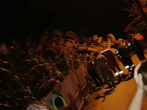 Nesreća kod Nemile: Kamion s radnicima sletio s puta