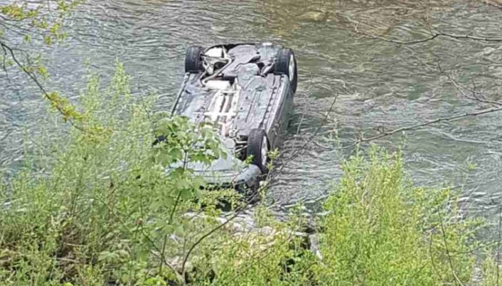Nesreća kod Zavidovića: Automobil završio u rijeci Gostović