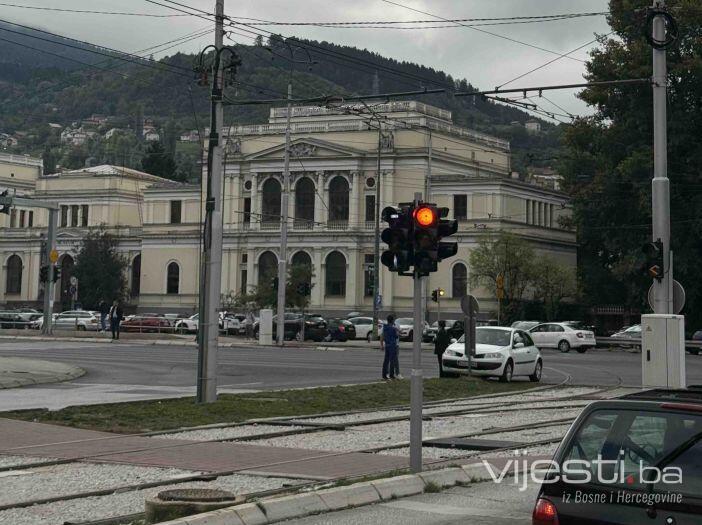 Nesreća kod Zemaljskog muzeja: Automobil udario u znak