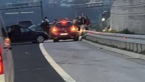 Nesreća na autoputu iza tunela 1. mart, četiri osobe prevezene u bolnicu