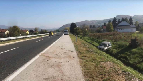 Nesreća na autoputu kod Sarajeva: Vozilo sletjelo s cesta, dvije osobe povrijeđene