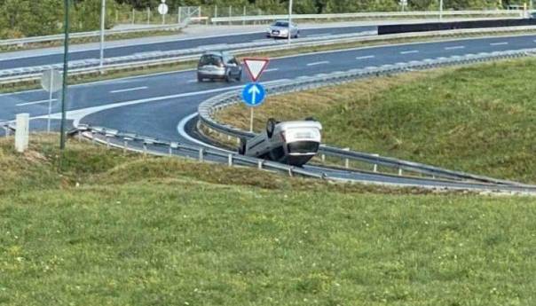 Nesreća na autoputu kod Vogošće: Povrijeđena jedna osoba