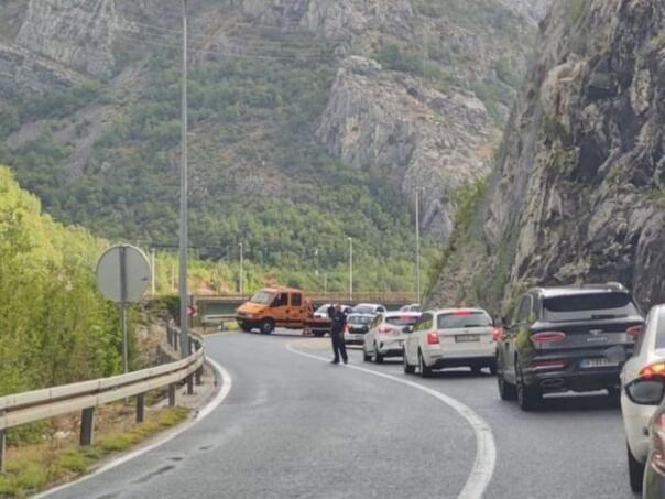 Nesreća na cesti Jablanica-Mostar: Jedna osoba povrijeđena, automobil uništen