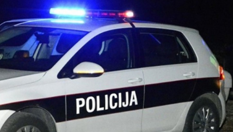 Nesreća na Otesu: Vozač automobila udario u ogradu pa se prevrnuo, povrijeđene dvije osobe