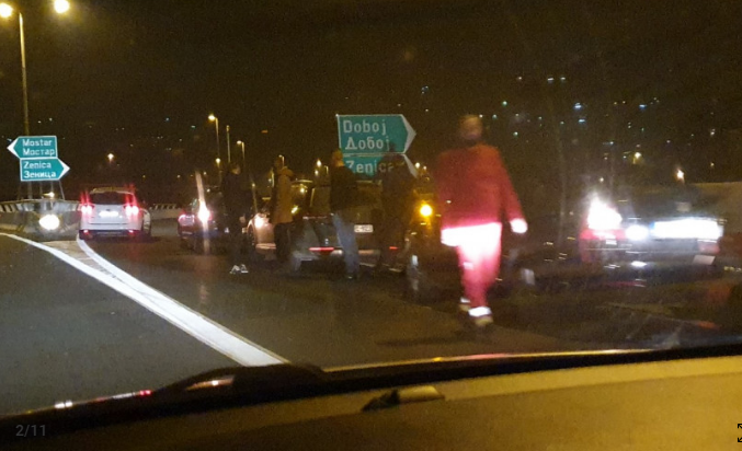 Nesreća na petlji Butile: Učestvovala dva vozila, jedna osoba povrijeđena