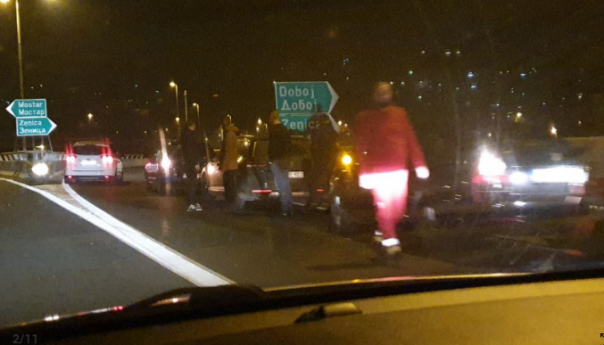 Nesreća na petlji Butile: Učestvovala dva vozila, jedna osoba povrijeđena