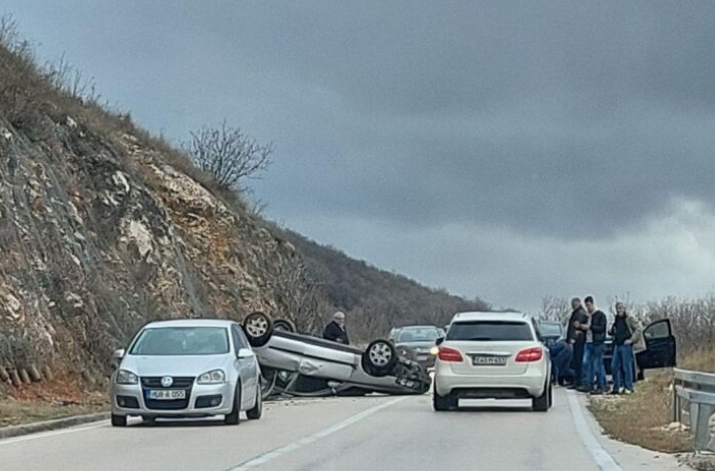 Nesreća na putu Mostar-Stolac: Automobil se prevrnuo, dvije osobe povrijeđene