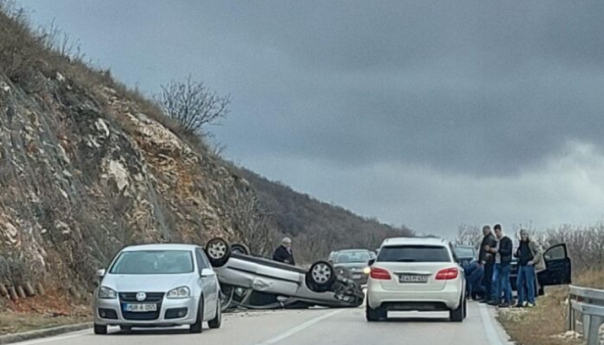 Nesreća na putu Mostar-Stolac: Automobil se prevrnuo, dvije osobe povrijeđene