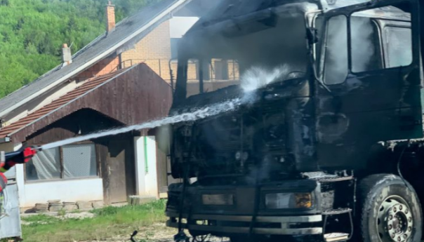 Nesreća na putu Sarajevo-Pale, kamion se zapalio