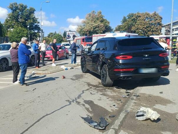 Nesreća u Banja Luci: Izgubio kontrolu zbog mobitela, pa udario djevojčicu