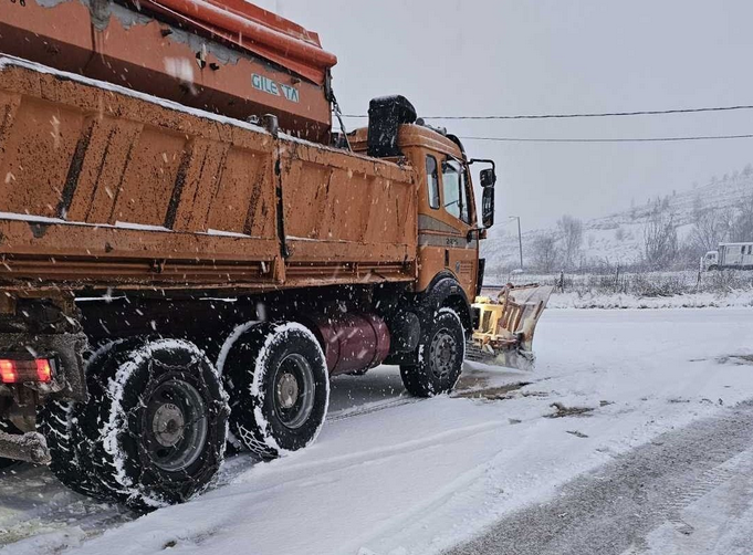 Nesreća u BiH: Sudar grtalice i dva automobila na regionalnom putu