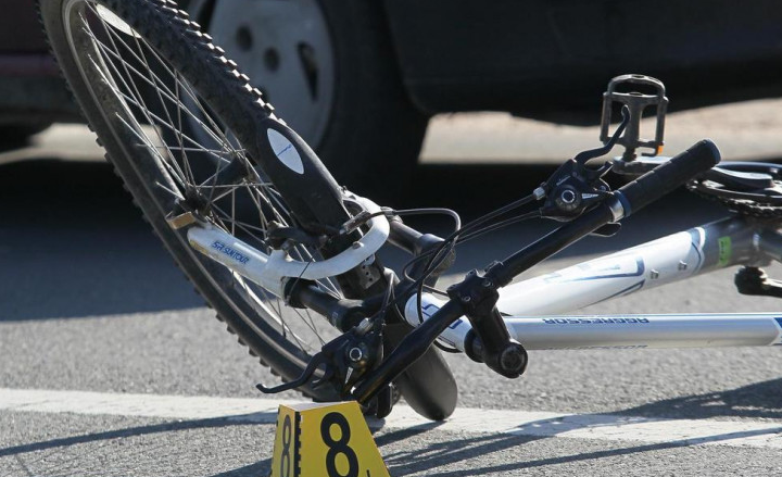 Nesreća u Bijeljini: Automobil udario biciklistkinju, žena prebačena u bolnicu