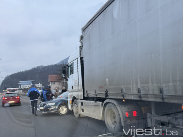 Nesreća u Blažuju: Sudar kamiona i automobila uzrokovao gužve