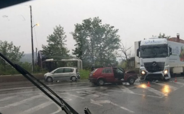 Nesreća u Doboju: Sudar dva automobila i kamiona