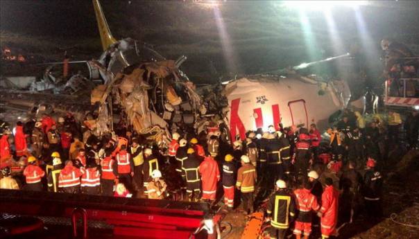 Istanbul: Avion promašio pistu i raspao se, poginula jedna osoba