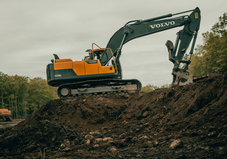 Nesreća u Kiseljaku: Prevrnuo se bager, vozač poginuo