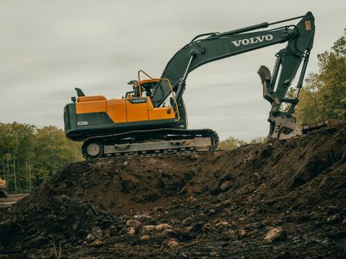 Nesreća u Kiseljaku: Prevrnuo se bager, vozač poginuo
