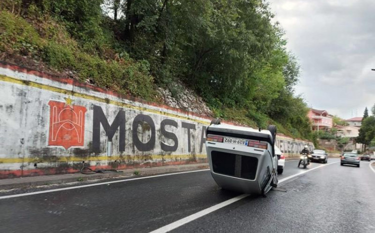 Nesreća u Mostaru: Golf se prevrnuo na krov, jedna osoba povrijeđena
