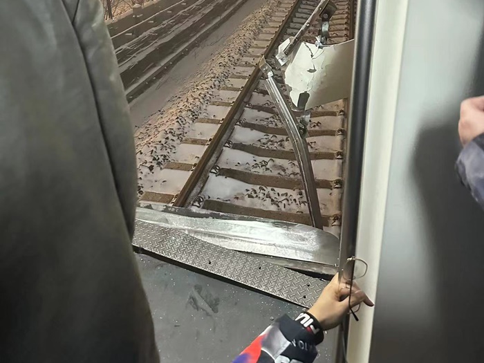 Nesreća u Pekingu: Raspao se voz, više od stotinu osoba ima prijelome kostiju