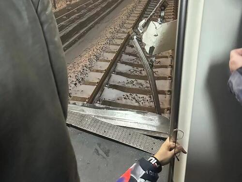 Nesreća u Pekingu: Raspao se voz, više od stotinu osoba ima prijelome kostiju