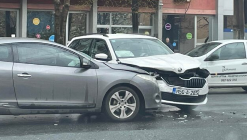 Nesreća u sarajevskom naselju Hrasno: Sudar dva automobila, dvoje povrijeđenih