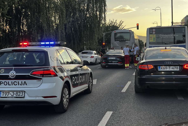 Nesreća u Sarajevu: Autom udario u autobus