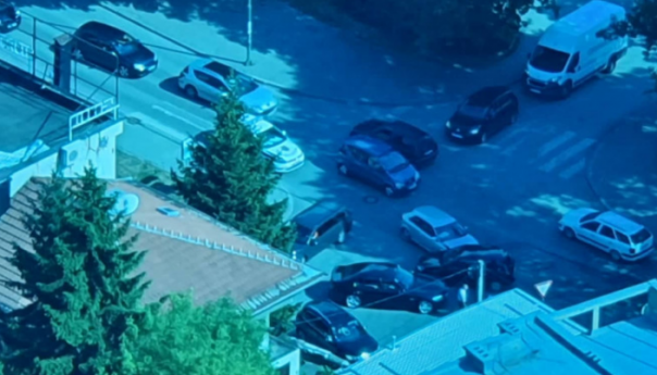 Nesreća u Sarajevu: Policija na terenu, tri osobe zbog povreda prevezene na KUM