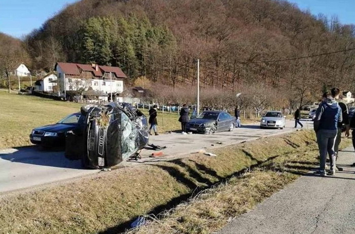 Nesreća u Tesliću: Prevrnuti automobil potpuno uništen