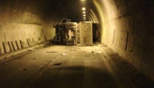 Nesreća u tunelu Ivan: Prevrnuo se kamion, vozač povrijeđen