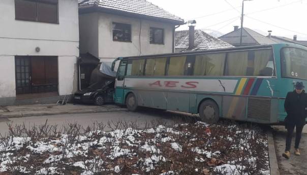 Nesreća u Visokom: Školski autobus udario u trgovinu