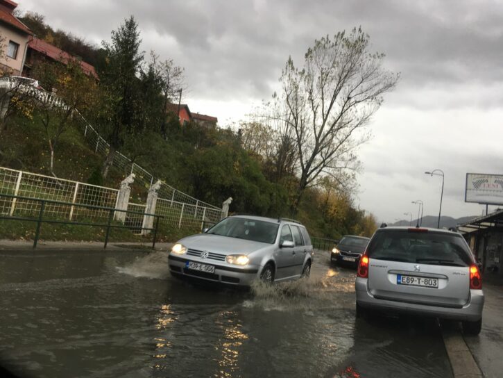 Nestabilno vrijeme u većini zemlje, kolone vozila na ulazu u BiH