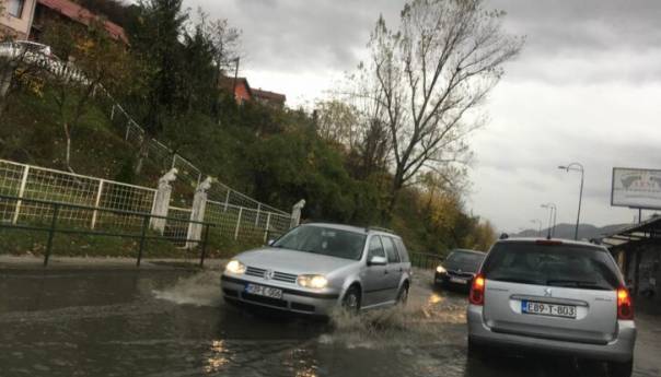 Nestabilno vrijeme u većini zemlje, kolone vozila na ulazu u BiH