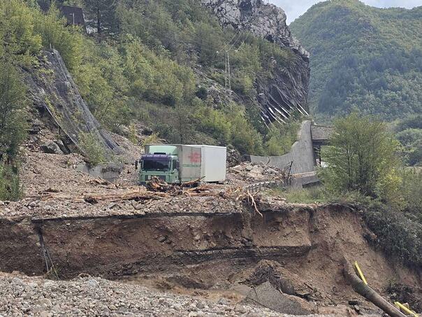 Nestala cesta kod Komadinovog vrela na putu Mostar - Jablanica