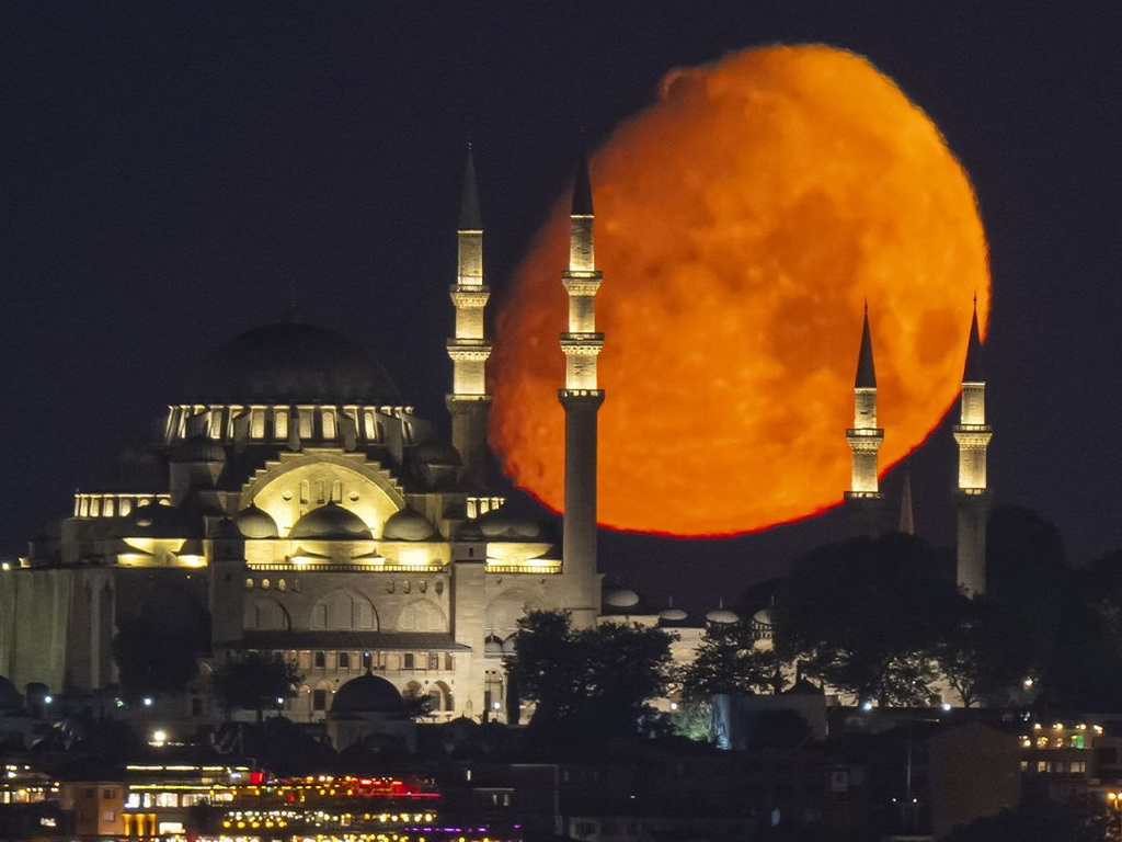 Nestvaran prizor Mjeseca iznad istanbulske džamije Suleymaniye