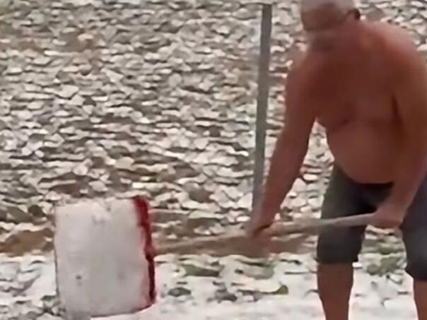 Nestvaran prizor u Laktašima: Ljudi lopatama sklanjali led