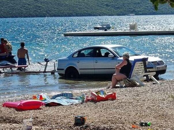 Nestvarna scena u Neumu: Parkirao Passata u more, fotografije kruže internetom