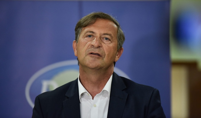 Nesuđenom premijeru Erjavcu na dvorišna vrata napisali 'štakor'
