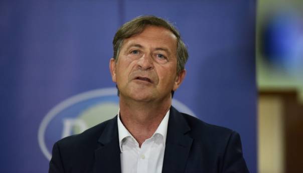 Nesuđenom premijeru Erjavcu na dvorišna vrata napisali 'štakor'