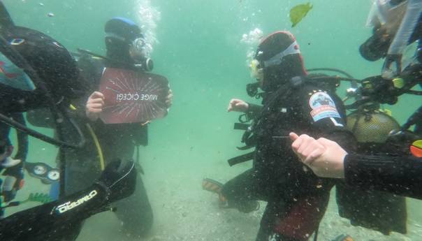 Nesvakidašnja prosidba u Turskoj: U dubini mora na 13 stepeni