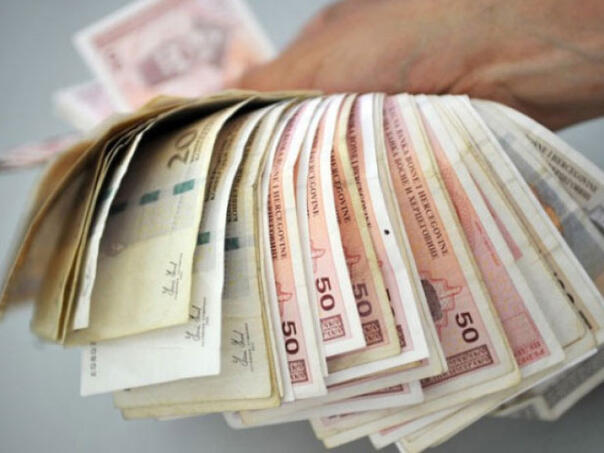 Nesvakidašnja situacija u Gradišci: Pored kontejnera ispustila torbu s kešom