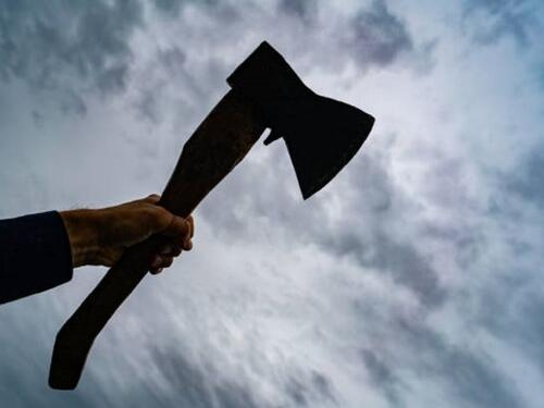 Nesvakidašnji događaj: Sjekirom jurio suprugu, ona pobjegla kod komšije