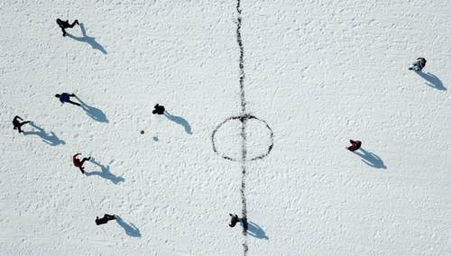 Nesvakidašnji prizor: Fudbalska utakmica na zaleđenom jezeru