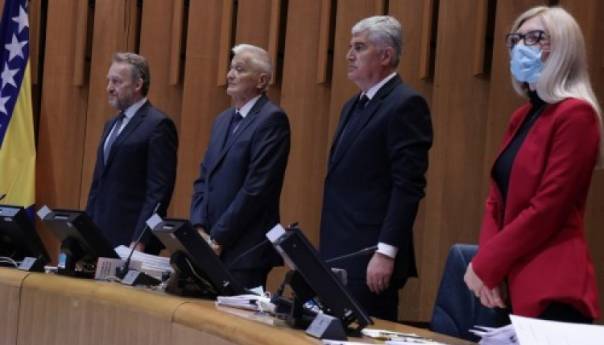 Netačne tvrdnje o penzionisanju delegata i poslanika