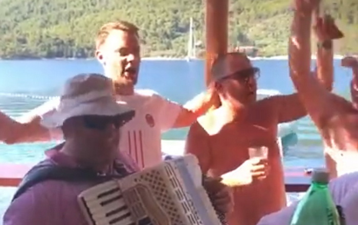 Neuer u Dalmaciji pjeva kontroverznu Thompsonovu pjesmu